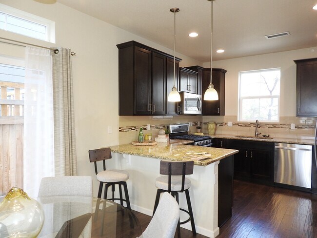 Building Photo - Central Park Town Home for Rent!