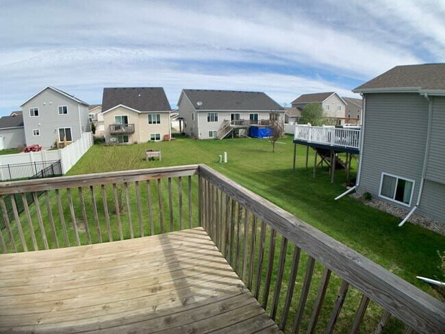 Building Photo - 3 Bed 3 Bath Single Family Home