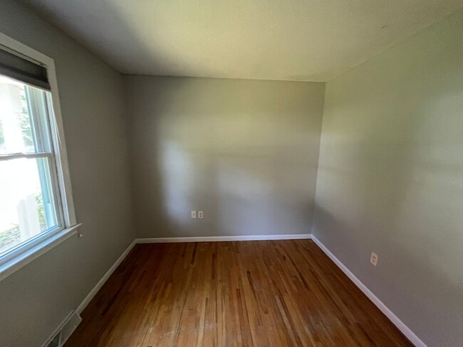 Building Photo - Spacious 3 Bedroom Ranch