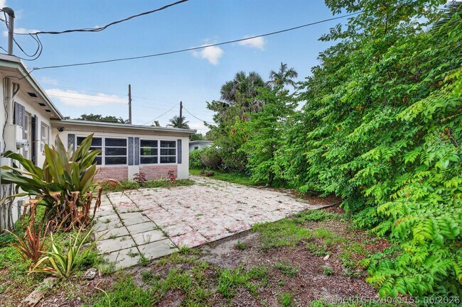 Building Photo - 841 SW 18th Ct