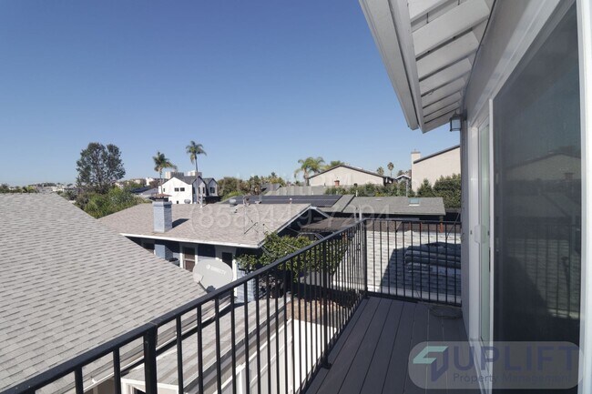 Building Photo - 2 bed 2 bath Remodeled Duplex