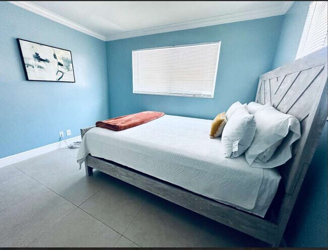 Building Photo - 4211 NE 13th Ave