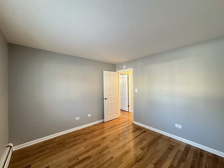 Building Photo - 1639 Oakwood Ave