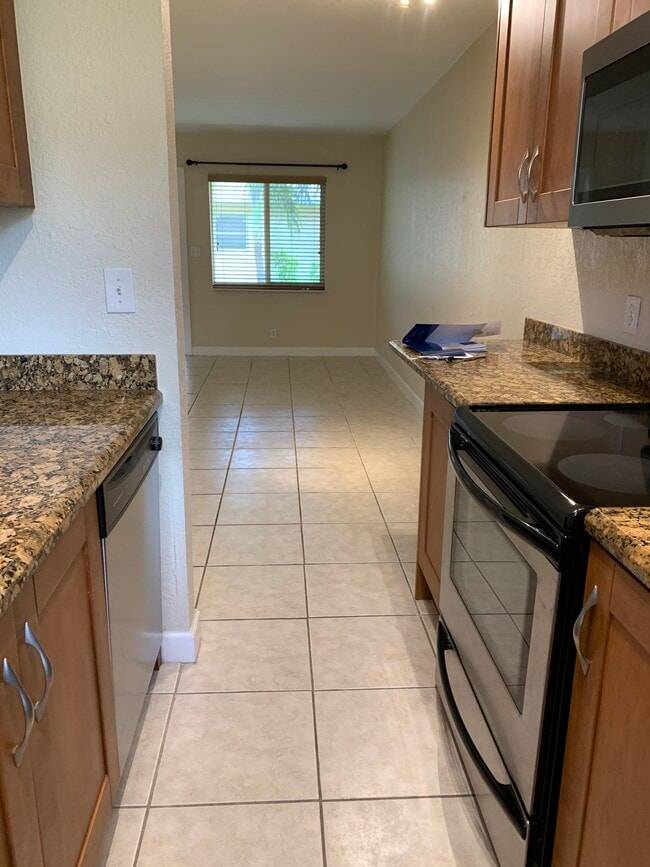 Building Photo - 2643 NE 8th Ave