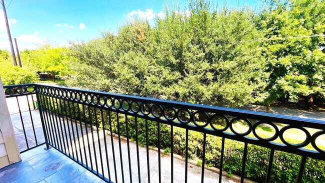 Building Photo - GORGEOUS Townhome in Inner Loop Gated Community **Ask about our NO CASH DEPOSIT option through OB...