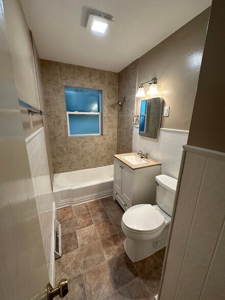 Bathroom - 6036 Urbandale Ave