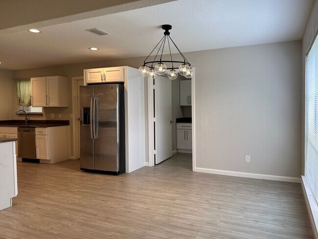 Building Photo - 4 Bedroom / 2 Bath / 2 Car Garage