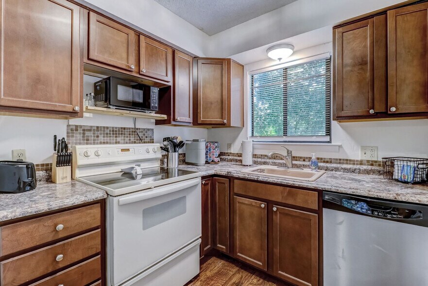 Building Photo - 2328 Sadler Rd