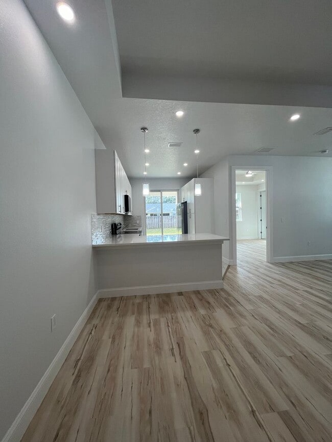 Building Photo - BEAUTIFUL BRAND NEW DUPLEX!!