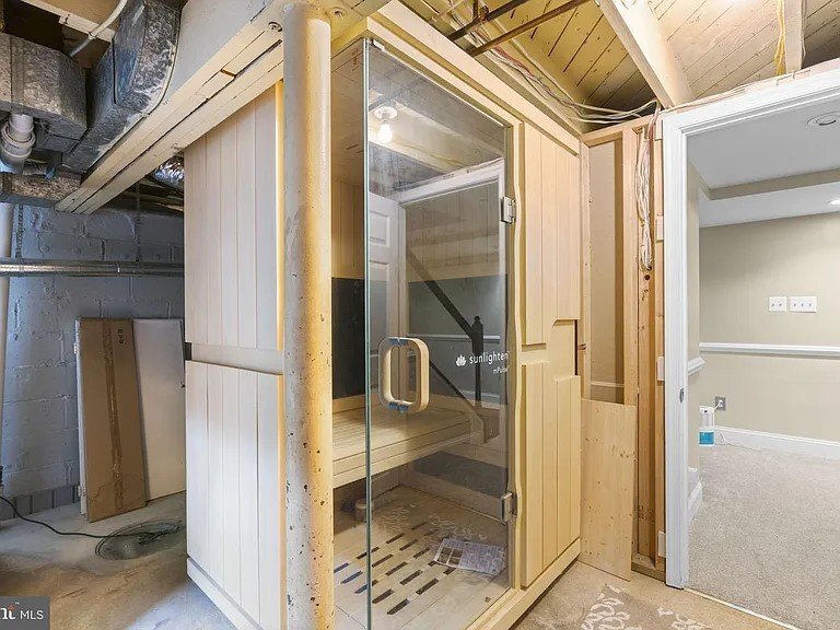 Building Photo - 404 Forest Ln