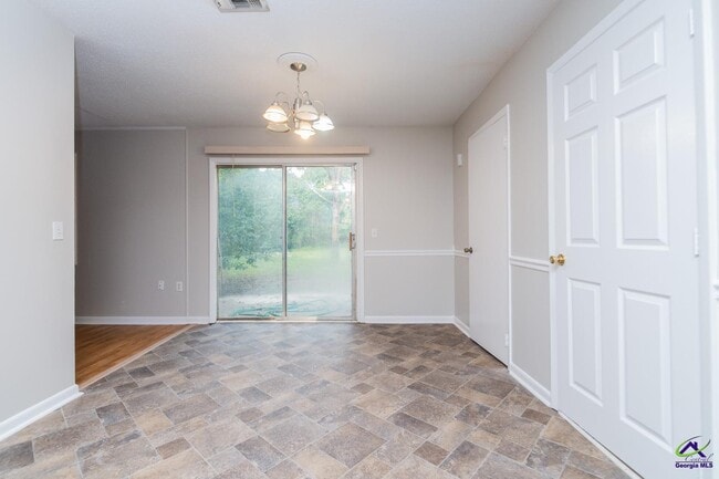 Building Photo - 105 Ora Cir
