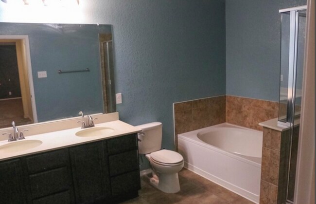 Building Photo - BEAUTIFUL  4 bedroom, 3 FULL bath