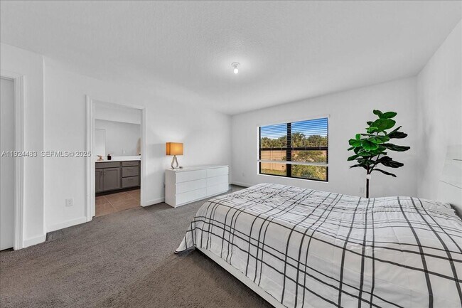 Building Photo - 1004 Willow Pl