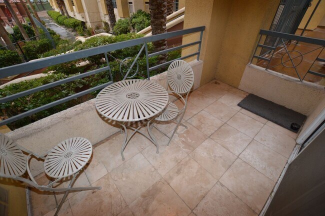 Building Photo - Meridian Luxury 1 Bed | 1 Bath Furnished C...