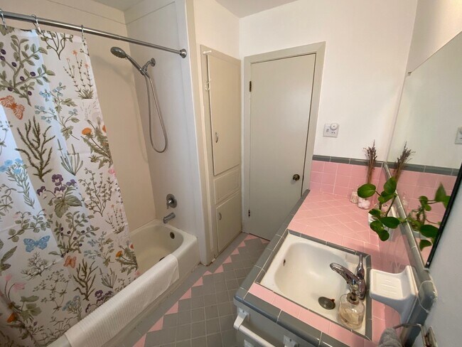 Building Photo - 1609 Pin Oak Dr