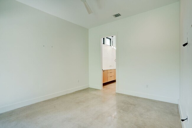 Building Photo - Spacious 3-Bedroom, 2.5-Bath Contemporary ...
