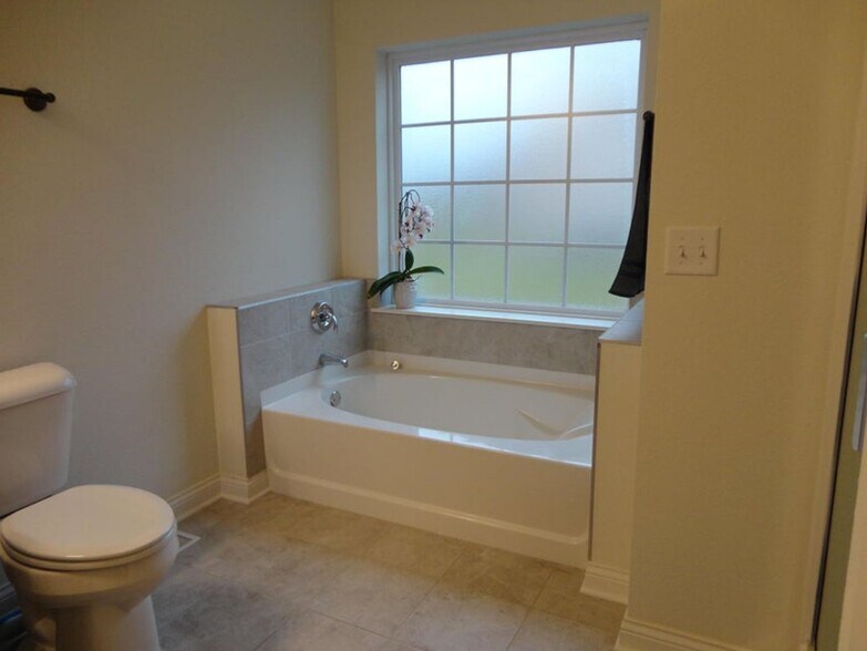 Building Photo - 4796 S Lynn Dr