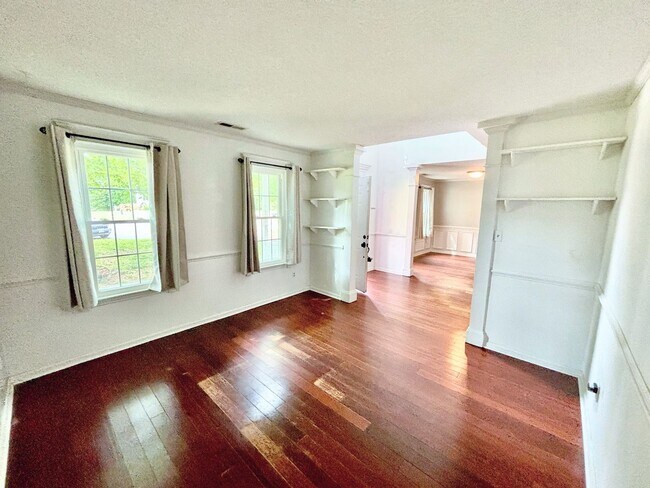 Building Photo - 4 bedroom/ 2.5 bathroom- Village Square of Williamsburg