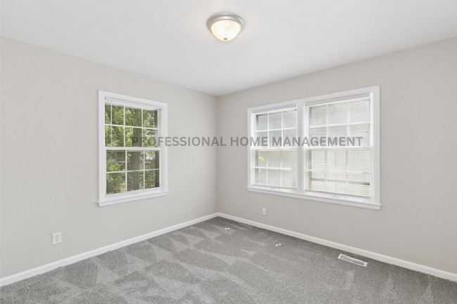 Building Photo - Updated 3 bed / 2 bath house With Exceptio...