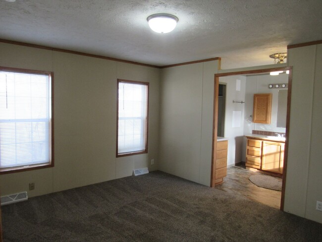 Building Photo - Newer Mobile Home! Move-in Ready!