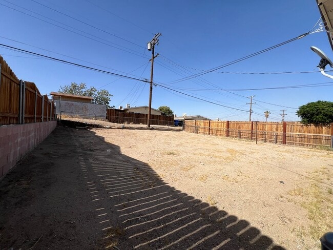Building Photo - 3 Bedroom 2 Bathroom House Located Near Ca...