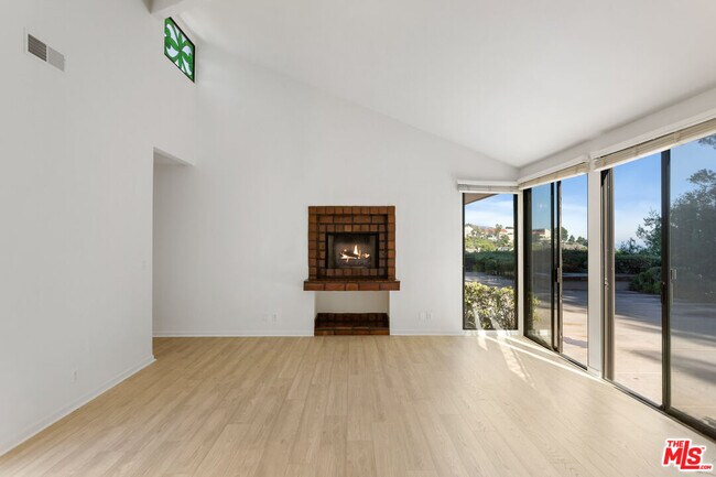 Building Photo - 3621 Malibu Country Dr