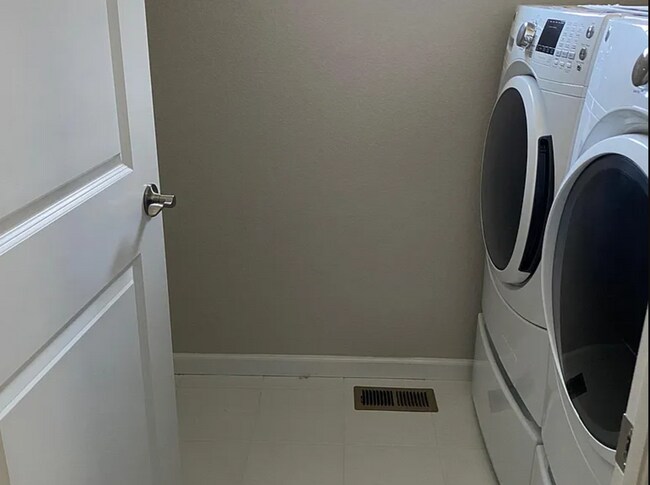 Building Photo - Modern Home in Hearthstone