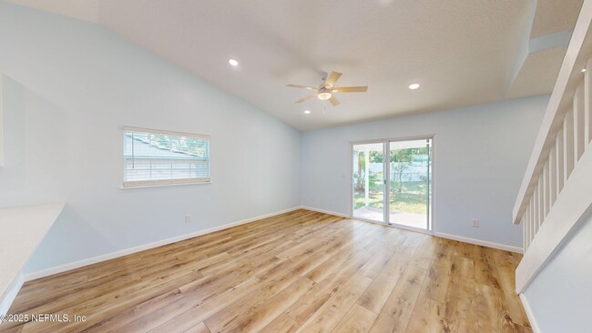 Building Photo - 450 Aquatic Dr