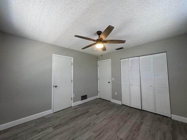 Building Photo - 302 Parkside Dr