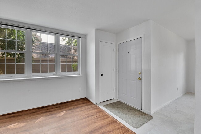 Building Photo - $1,775.00, 2-bed, 2-bath condo in Lakewood.