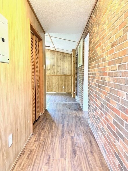 Building Photo - 3-Bedroom Woodlawn Retreat with Gleaming Hardwoods & Spacious Layout!