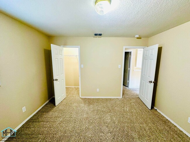 Building Photo - Looking for space, comfort, and convenienc...