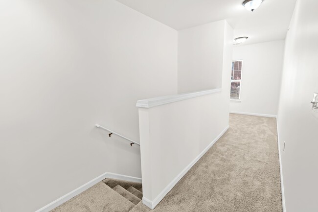 Building Photo - MOVE IN READY 2 BED 2 BATH!