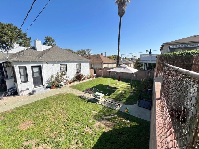 Building Photo - Charming 2-Bedroom Home with Hardwood Floors & Fireplace Near the Traffic Circle