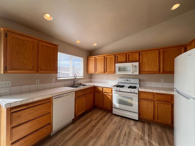 Building Photo - Cute 3 bedroom home Located in Donner Trails