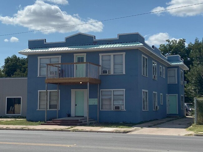 Primary Photo - 1002 Butternut St