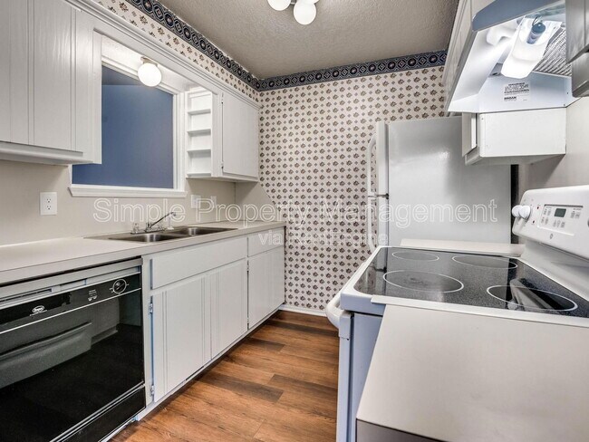 Building Photo - 1710 Hillcrest Dr