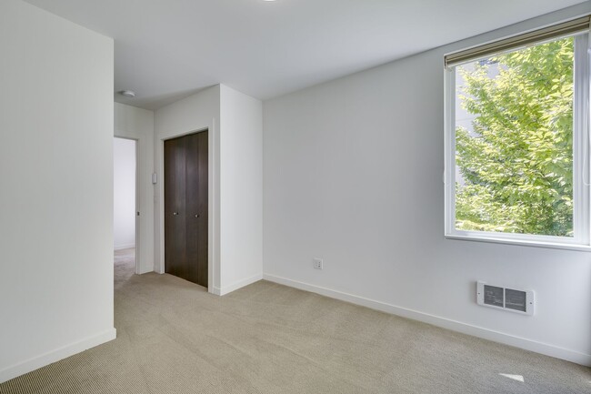 Building Photo - Beautiful 3 bedroom townhome in Leschi!