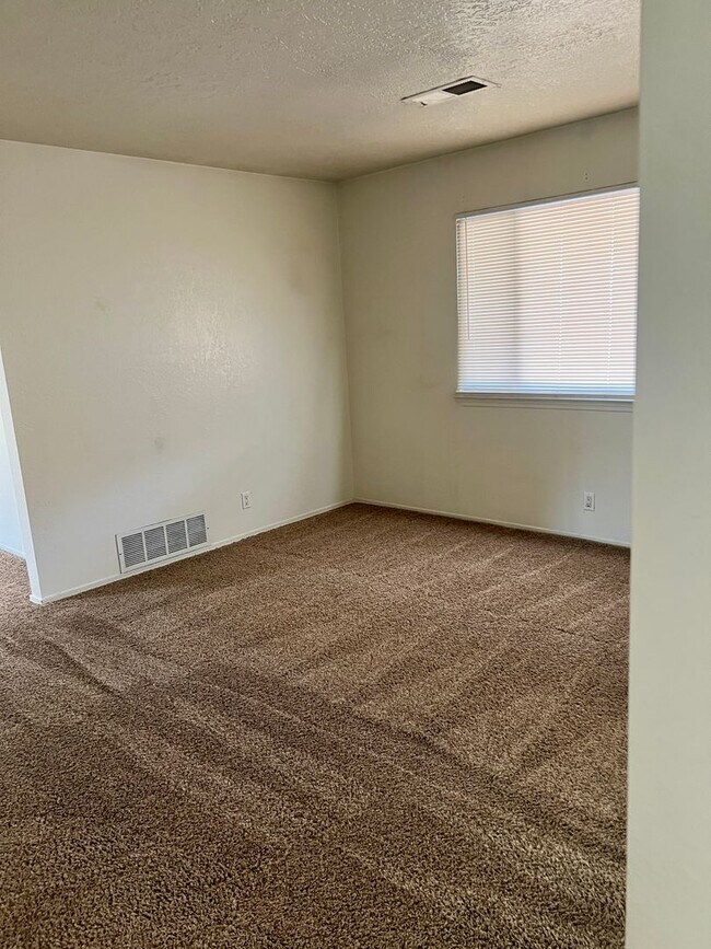 Building Photo - Ready For Immediate Move IN !!