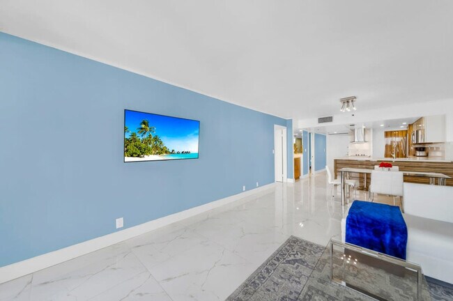 Building Photo - 1717 N Bayshore Dr