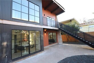 Building Photo - 400 E 30th St