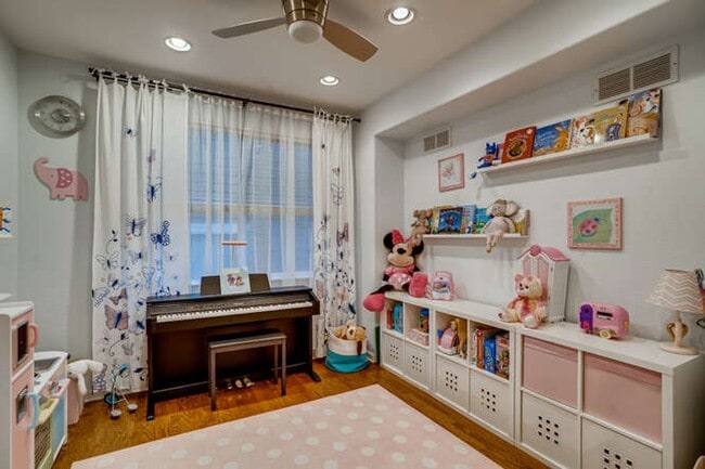 Building Photo - Evolve Real Estate: Meticulous Executive 4...