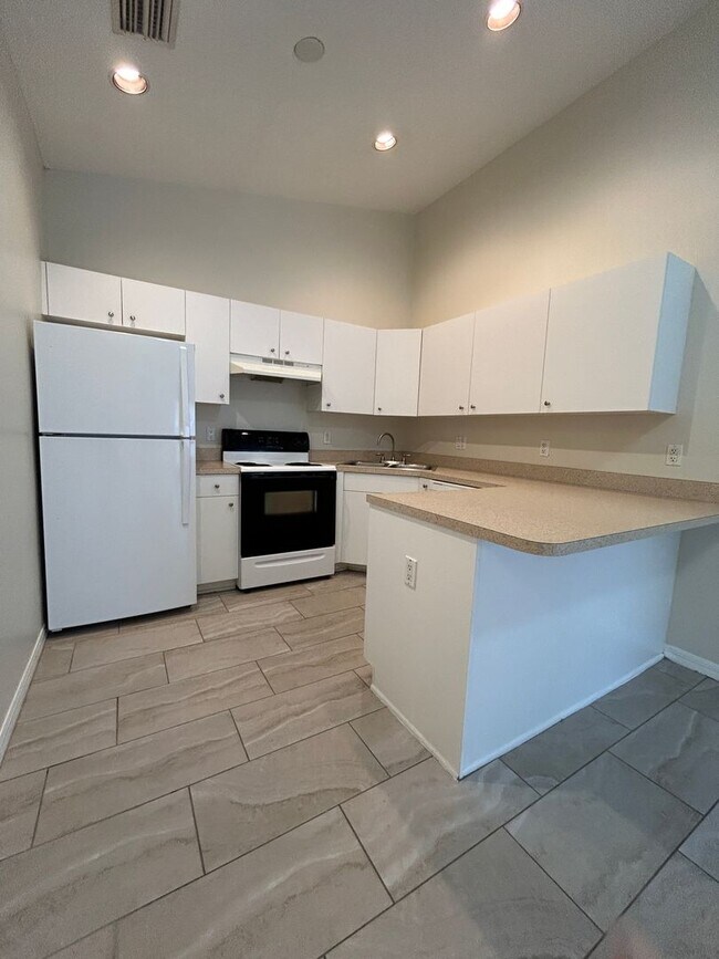 Building Photo - 2 Bedroom plus a DEN 2 Bath 1 Car Garage Duplex Cape Coral
