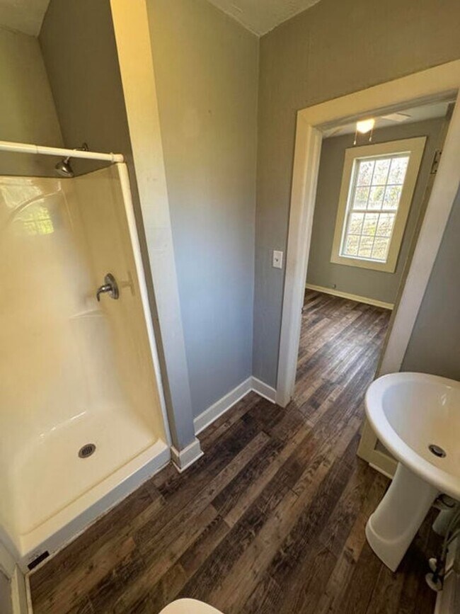 Building Photo - Great 1 bed 1 bath duplex in North Springfield. Remodeled