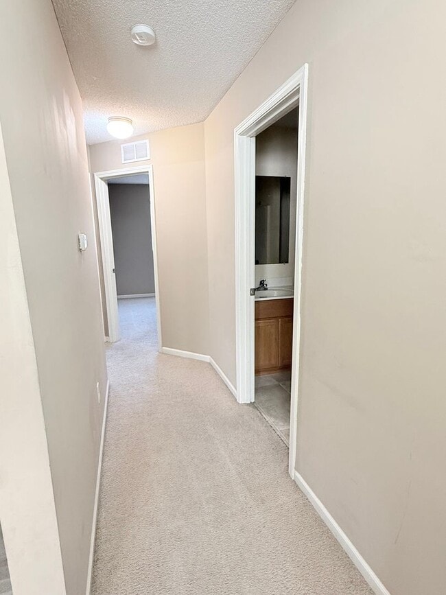 Building Photo - Great Townhome!