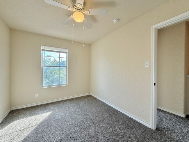 Building Photo - 3 bed 2 bath townhome in Leon Valley near ...
