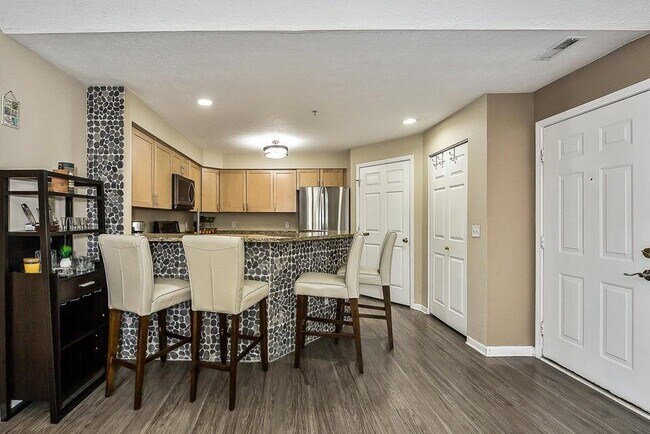 Building Photo - 1550 Oakfield Dr