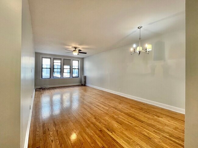 Building Photo - 5461 S Everett Ave