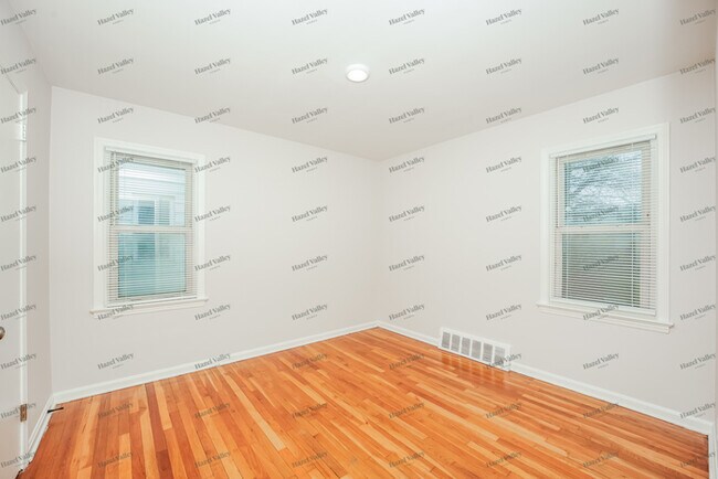 Building Photo - 944 E 220th St