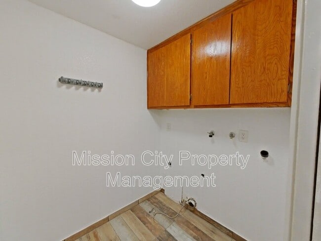 Building Photo - 916 San Andres St